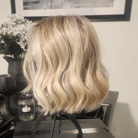 Short Wavy Bob Wig in Honey Blonde with Subtle Highlights - Picture 3 of 3